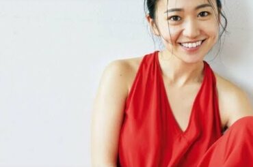 大島優子、4年ぶり『FLASH』カバーモデル 赤いドレスで大人の色香とスマイル