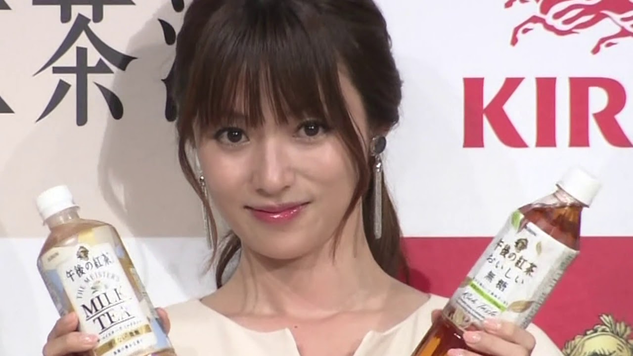 深田恭子　スリット深めのワンピースで登場