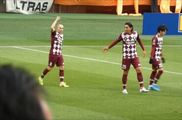 天皇杯準決勝 イニエスタがゴールを決めた後にスタンドのビジャにガッツポーズをする