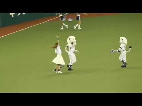 野田投手は初めてのお立ち台？レオが心配そうにエスコートしてました　2019/8/23勝利のアクロバットとみんなと喜びを分かちあうレオライナ