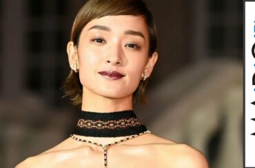 剛力彩芽、ベアトップドレスで美デコルテ＆背中見せ　深紫リップであでやかに