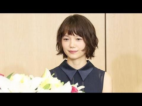＜宮崎あおい＞ネービーの透け感ワンピで背中見せ　ワインレッドパンプスで大人っぽく - ,  一般ニュース