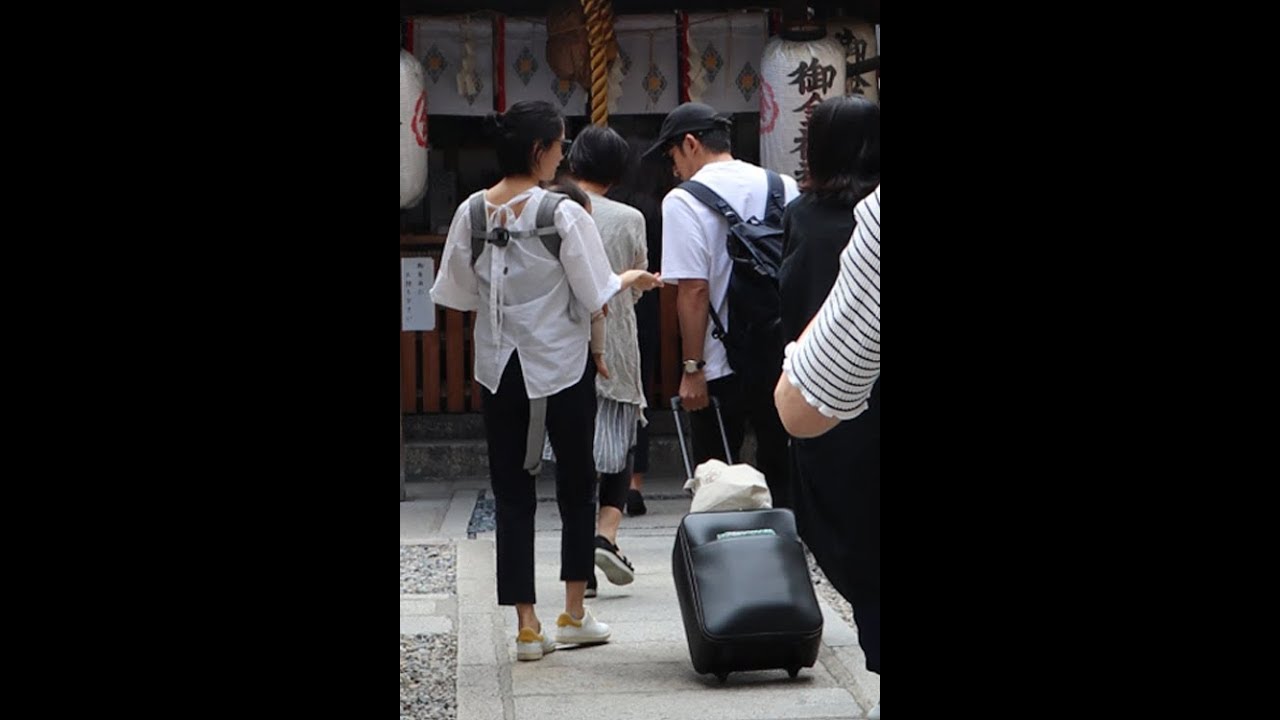 岡田准一と宮崎あおい　子連れで「金運神社」参拝姿