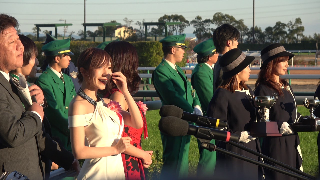 2019年12月8日 飛騨ステークス表彰式前の清水あいりさんと内田瑞穂さん