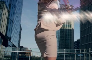 稲村亜美のタイトスカート