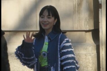 NANA KOMATSU 小松菜奈 WAVING TO THE CROWD WHILE LEAVING CHANEL HAUTE COUTURE SHOW IN PARIS 2020.01.21