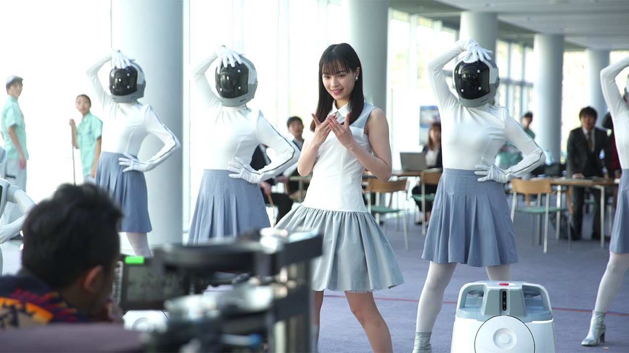 広瀬すず、ミニスカ衣装でキュートな決めポーズ！ソフトバンクロボティクス「Whiz」新CMが公開