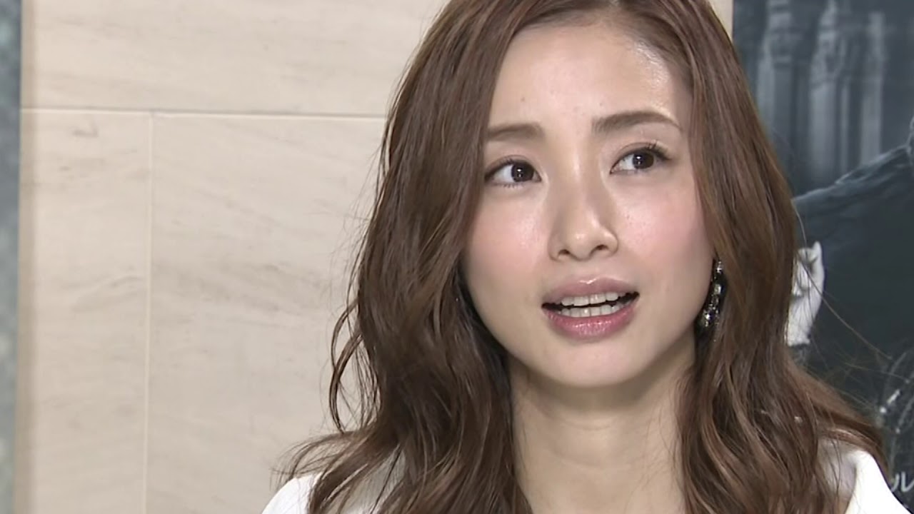 上戸彩　第２子出産後初めて公の場に、スラリとしたスタイル変わらず