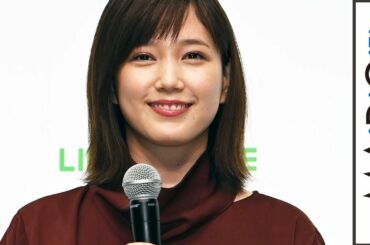 本田翼、アシメトップス×変形スカートのシックな着こなし　黒ブーツで美脚ちらり