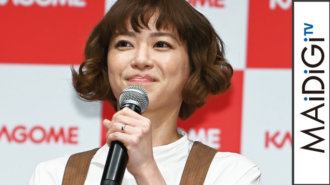 上野樹里、オーバーオールでナチュラル系コーデ　くるくるヘアで可愛らしく