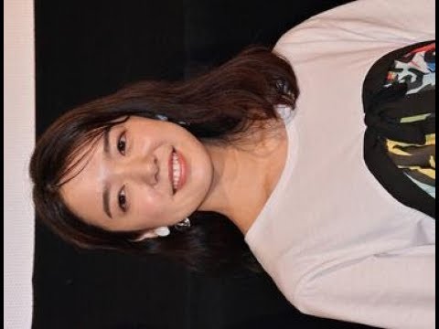 ✅  女優の上白石萌音さんが2020年2月11日、自身のインスタグラムで、「K」と描いたセーターを着て微笑む写真を公開した。妹・萌歌も「みてまーす」写真は、萌音さんが金屏風の前で赤い「K」にハートマー