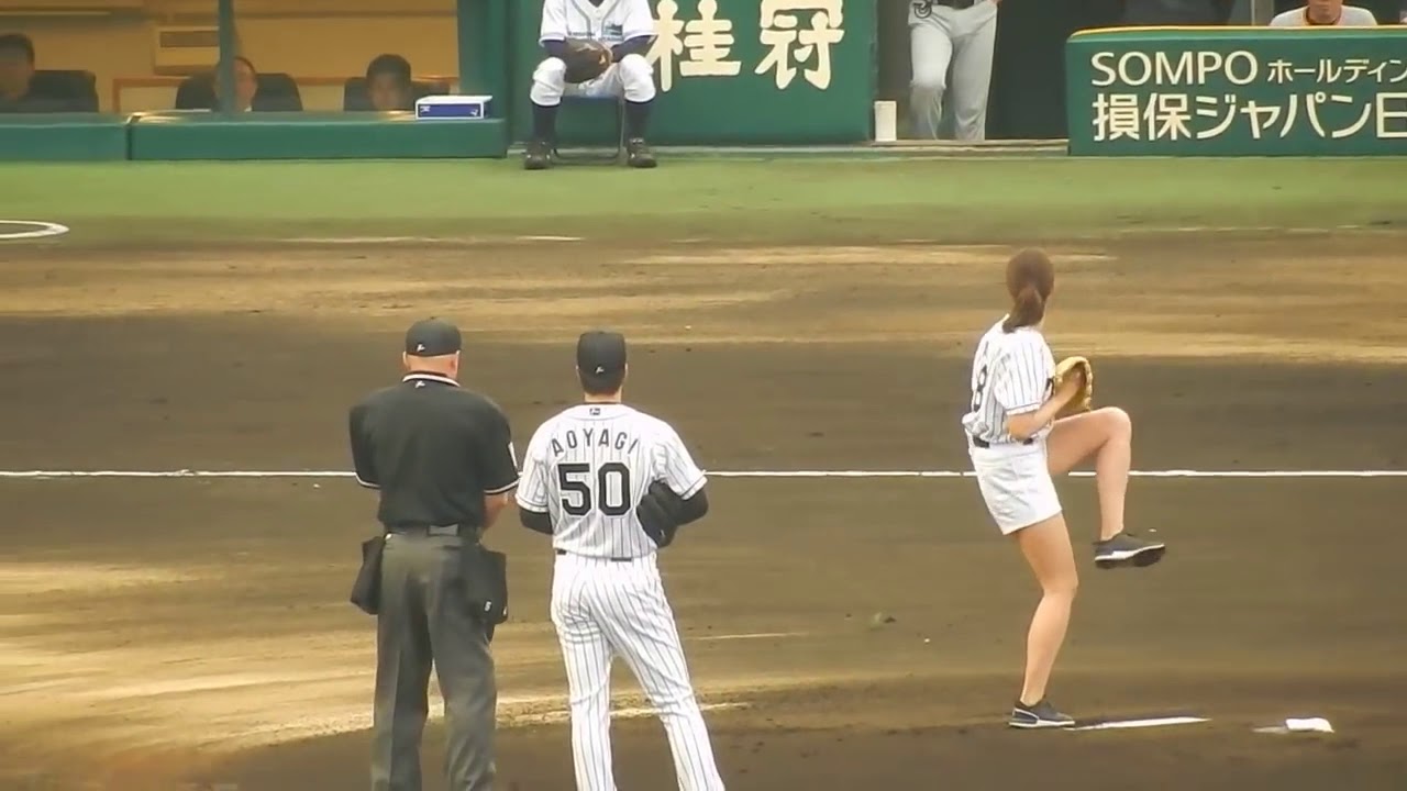始球式 阪神タイガース2017稲村亜美さんの始球式　神ピッチングに観客がどよめく2017 04 8