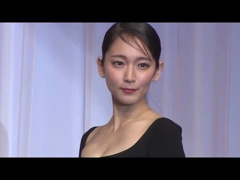 吉岡里帆　デコルテを見せたドレスで登場