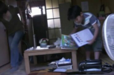 吉岡里帆　かかんで胸チラ