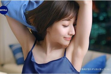 田中みな実、美脇を大胆披露　ノースリーブをセクシーに脱ぐ