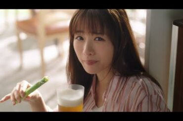 石原さとみがビールを堪能、アスパラガスにかぶり付く