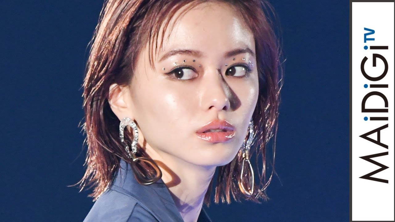 山本舞香、ラインストーンのアイメークで“目力”最強! ロングトレンチ主役のコーデ リネンのふんわりコーデも <TGC2020 SPRING/SUMMER> 山本舞香、ラインストーンのアイメークで“目力”最強! ロングトレンチ主役のコーデ リネンのふんわりコーデも <TGC2020 SPRING/SUMMER>