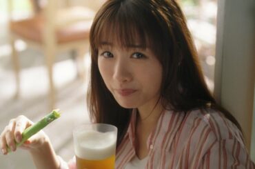 石原さとみ、美味しそうに飲む！「金麦」新CM『金麦醸造家』篇