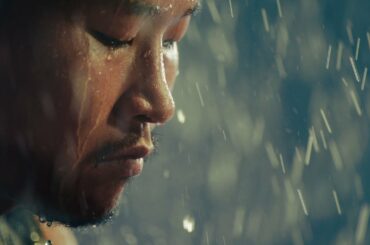 笑わない男、稲垣啓太選手がついに笑う？雨の中渾身の“ONE TEAMパフォーマンス”を披露 タフな宅配ボックス「COMBO-Light(コンボライト)」