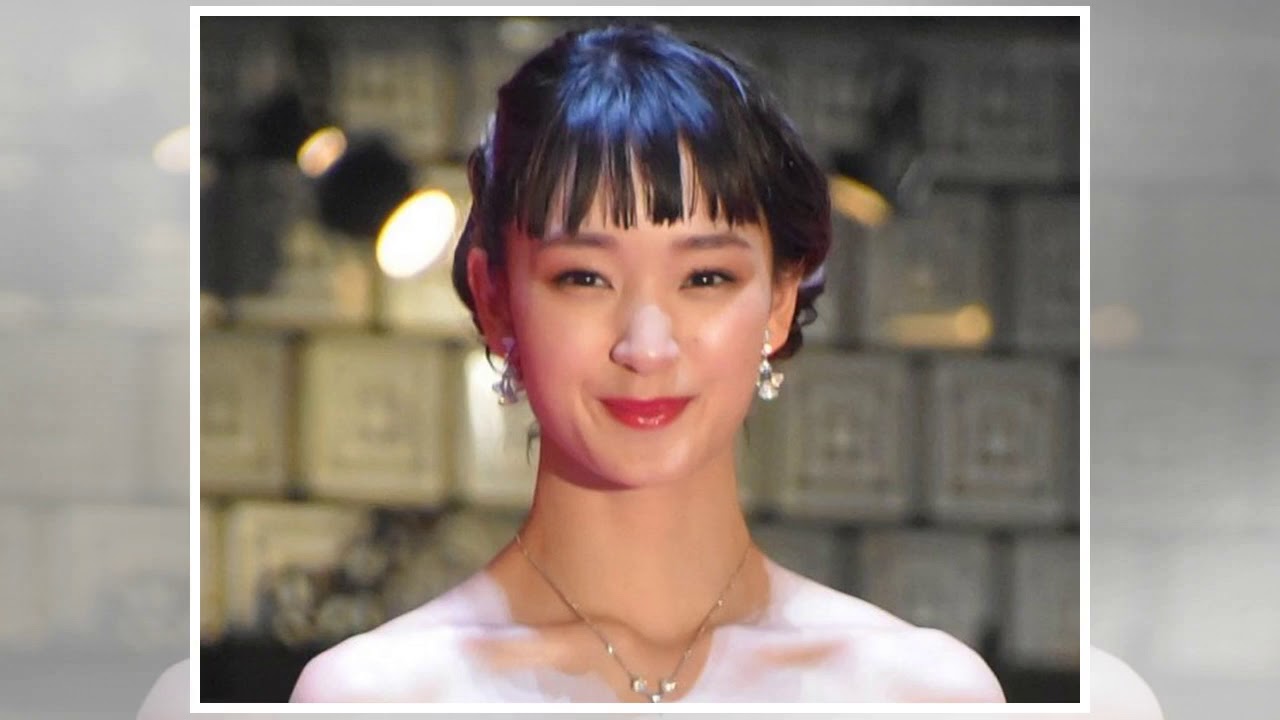 剛力彩芽、生足の美脚ショットに反響「スタイルよくて尊敬」「足が綺麗」