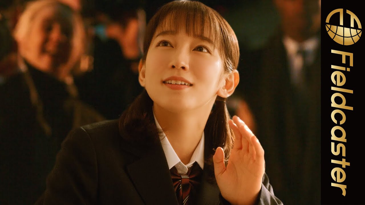 “制服&おさげ姿”の吉岡里帆、レッドカーペットでお勉強中にパパラッチされる…！？ ＜ワイモバイル＞WEBコンテンツ『ワイのCM』
