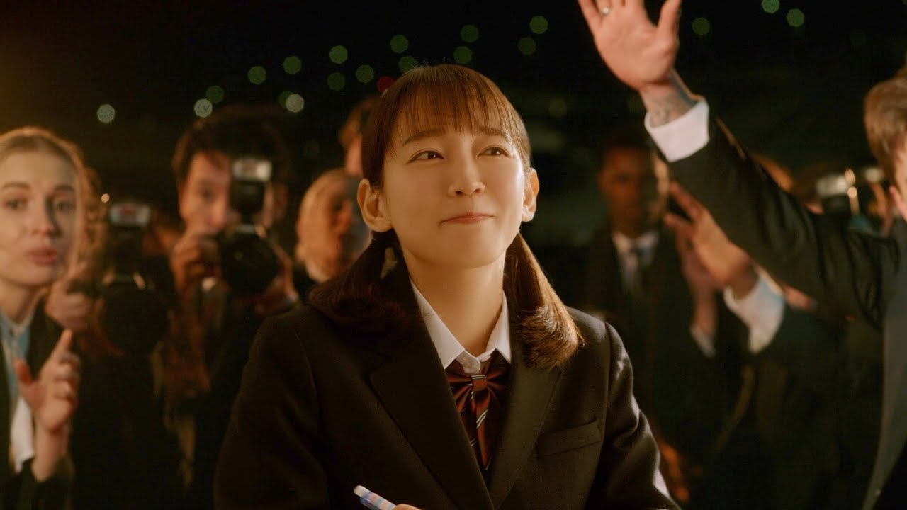 吉岡里帆出演『ワイモバイル』で三森すずこが贅沢にナレーション！　吉岡は制服姿でレッドカーペットで勉強するも...　“ワイモバイル”WEBコンテンツ「ワイのCM」