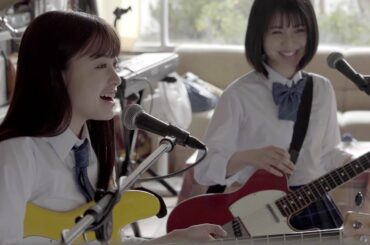 浜辺美波＆橋本環奈、バンド結成でYouTubeデビュー　卒業間近のミナミがカンナに胸キュンせりふ　ドコモCM「カンナとミナミの約束」篇＆メイキング