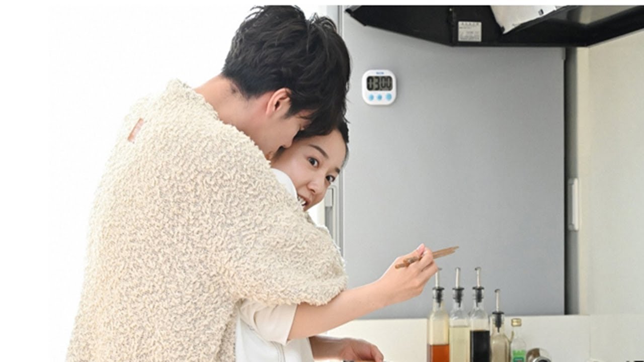 ✅  佐藤健、料理中の上白石萌音をバックハグ！... 上白石萌音、佐藤健が出演する火曜ドラマ『恋はつづくよどこまでも』