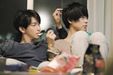 関ジャニ∞大倉忠義、部屋着姿で成田凌と密着 新場面カット解禁＜窮鼠はチーズの夢を見る＞