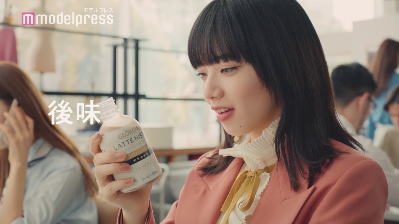 小松菜奈、オフィスでほっと一息 「ジョージア ラテニスタ」カフェラテ・ビターラテ新TVCM「後ミルク」篇