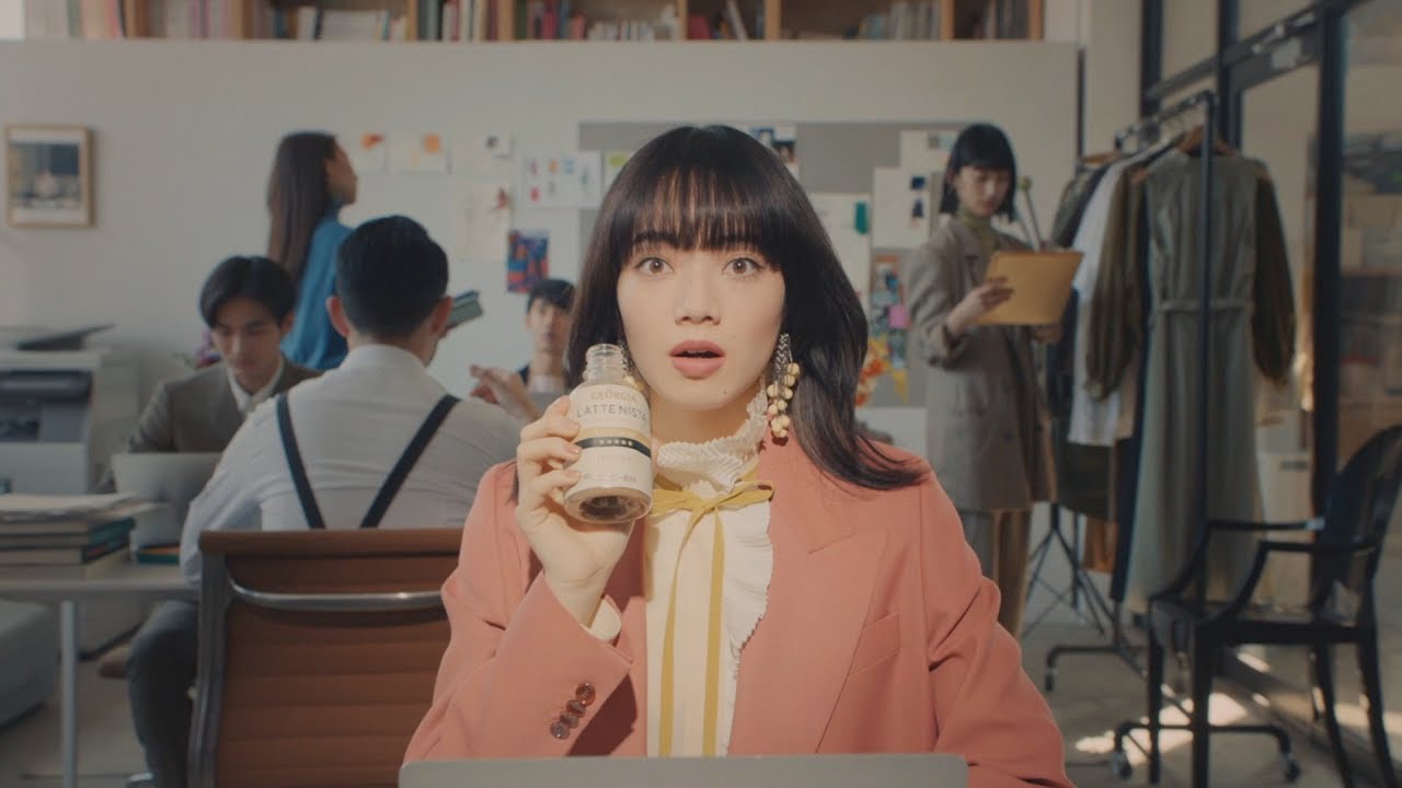小松菜奈、後味に驚愕！「すご～い」　春らしいピンクジャケット　『ジョージア ラテニスタ カフェラテ』『ジョージア ラテニスタ ビターラテ』新CM「後ミルク」篇