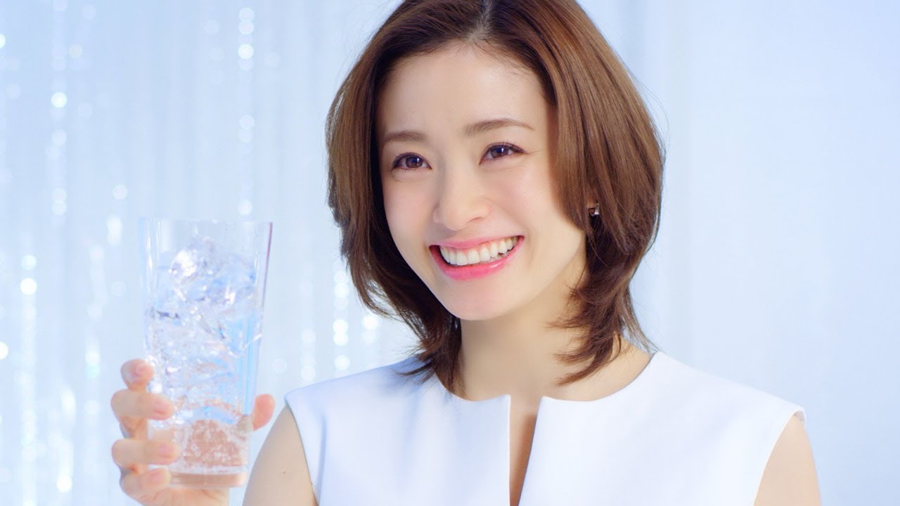 上戸彩、“ずる可愛い”笑顔で渡部健を魅了　「ソーダストリーム」新CMに登場