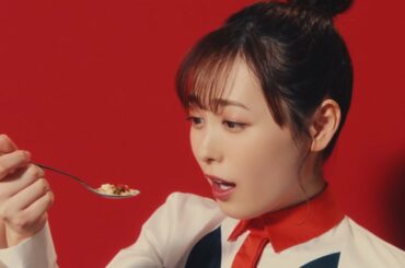 福原遥“うっとり顔”でとても美味しそうに食べる『フルグラ』『カルビッツフルグラ』テレビCM＆メイキングインタビュー