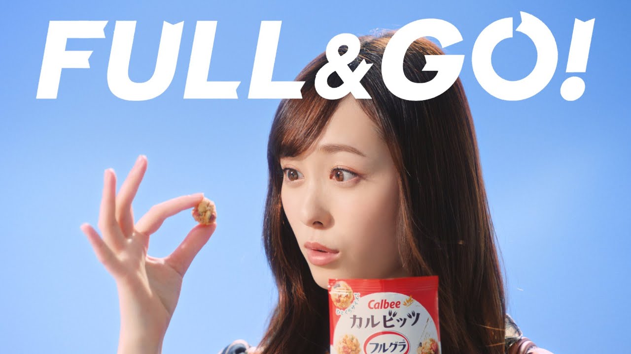 福原遥、華やか花柄ワンピで春の装い　宙を舞うフルグラに目がまんまるに…　「カルビッツフルグラ」新CM「空中浮遊」編が公開