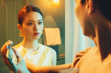 山本舞香、シャワー中に真顔で乱入？　ノースリワンピでキュートな“女神”に　ネルソンズと新CMに