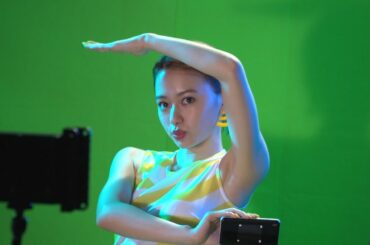 山本舞香、ゼウスポーズで大胆にワキ見せ　ネルソンズと共演で爆笑メイキング『ZEUS WiFi』動画ドバドバ見放題　新TVCM