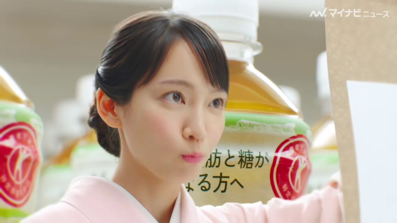 吉岡里帆、きつねの次はこびとに？「綾鷹 特選茶」新CM公開