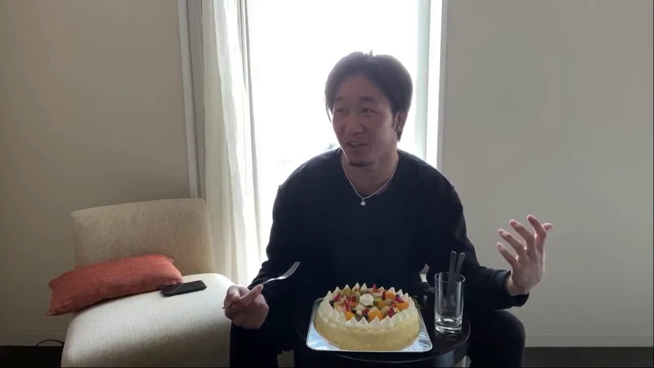 生配信中にサプライズされて喜ぶ朝倉未来