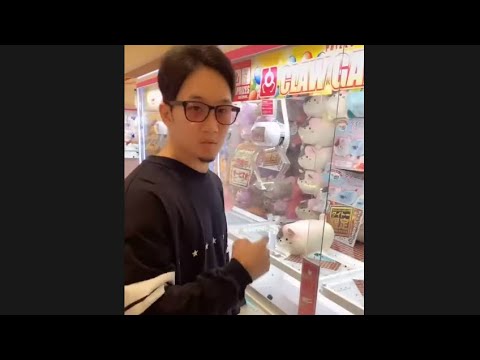 朝倉未来がクレーンゲームにチャレンジする【オフ動画】
