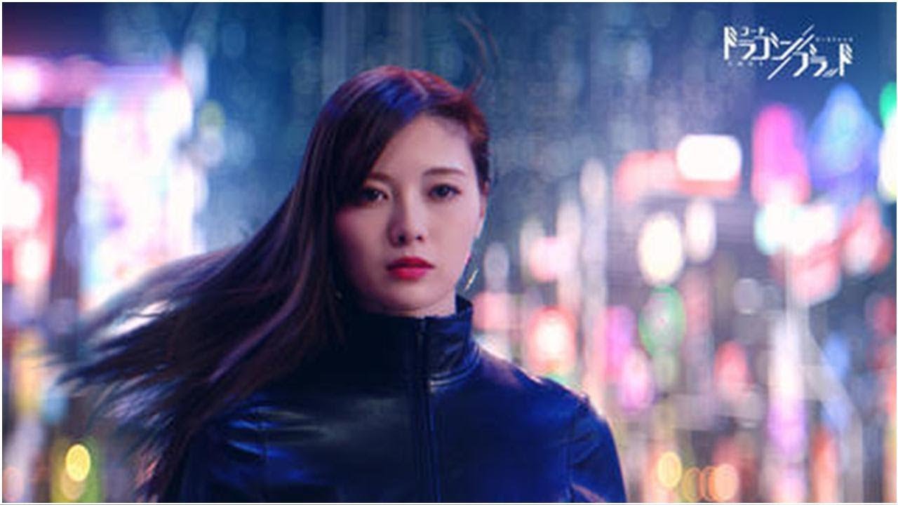 白石麻衣がセクシーなボディースーツ姿で宙返り 白石麻衣がセクシーなボディースーツ姿で宙返り