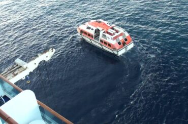 クルーズ船、テンダーボートを海へ