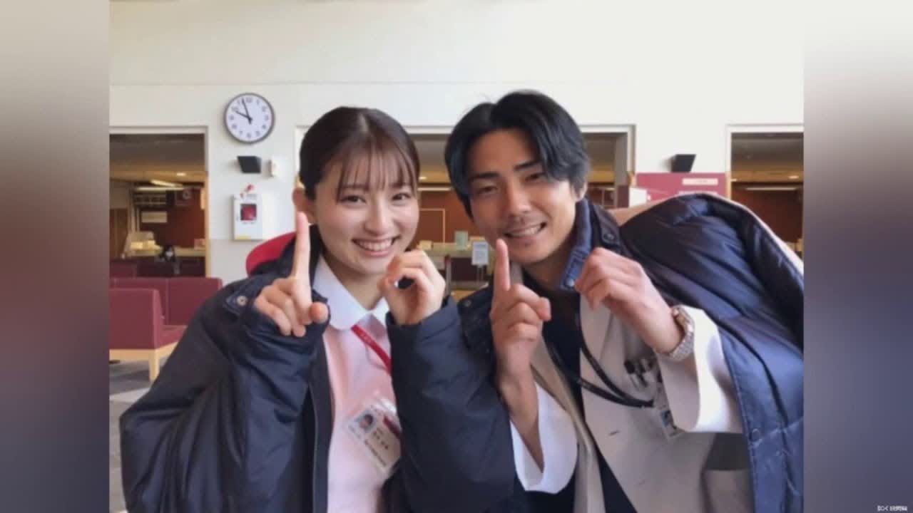 【佐藤健&上白石萌音】CP超強者  止められない愛情のこもった目  すでに天国博士の白いコートの下でお辞儀をしていますCut