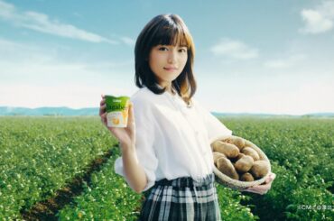 川口春奈、じゃがいも片手にキメ顔披露『Jagabee』新CM 「素材の味、ただそれだけ」篇
