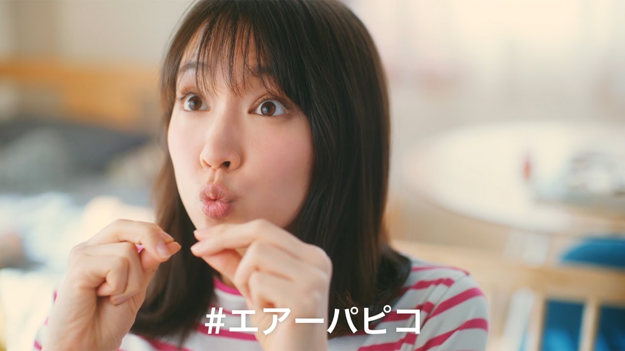 吉岡里帆、コミカルな変顔で“エアーパピコ”　三つ編みに丸眼鏡＆お団子ヘア…「パピコ」新CMで11変化