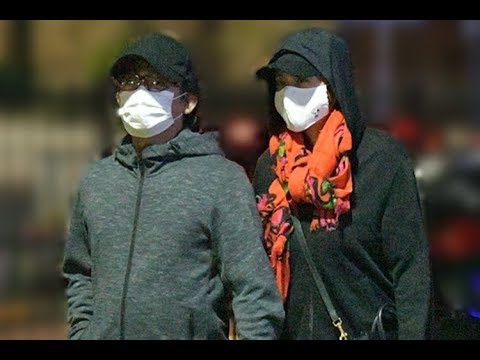 藤原紀香＆片岡愛之助　黒キャップ＆パーカーのペアルック