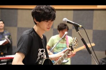 古川雄大さん、アーティストデビュー10周年記念ライブ・リハーサルより、楽曲「end roll」の演奏準備をしている様子の動画