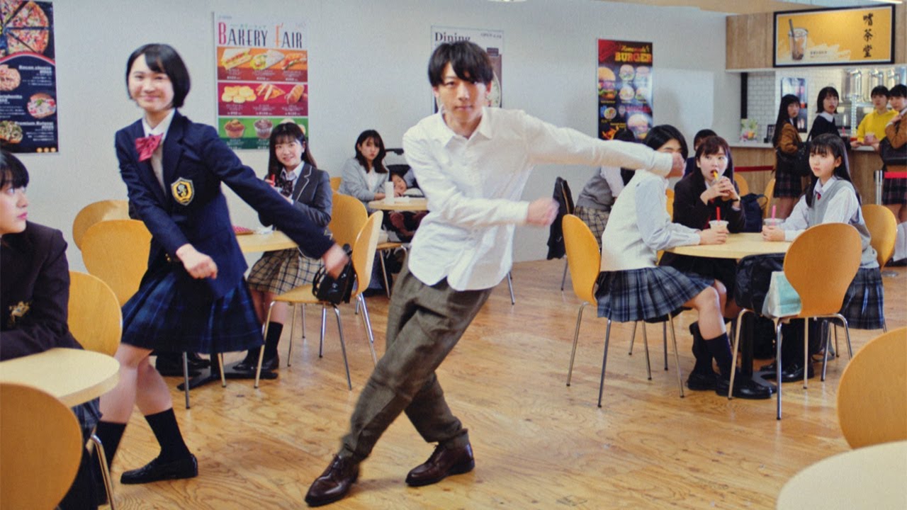 高橋一生、女子高生とコミカルダンス　AGC新テレビCM「なんだし、 なんだし、 AGC／スマホ篇」が公開