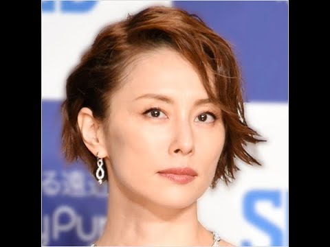 女優の米倉涼子が「じゃ、中も特別に」の一言とともに、服の中を公開するショットを公開し、世の男性たちを喜ばせている。　世間の注目を集めたその写真は6月6日にインスタグラムで公開された。米倉はまるで峰不…