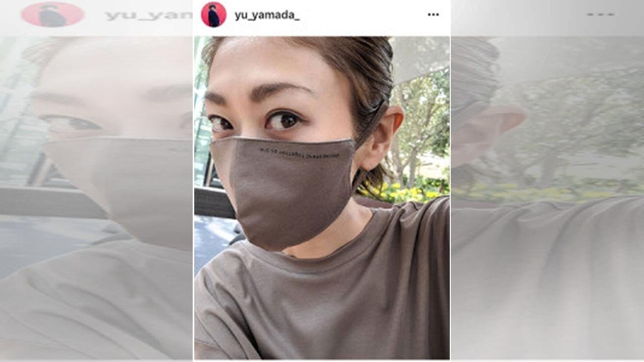 山田優、背中ざっくりワンピ姿＆マスク姿に反響「憧れます」「綺麗な背中」