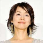 ✅  女優の石田ゆり子が6月16日、フォトエッセイ「リリーズクローゼット」に掲載された百面相の写真を撮った様子をインスタグラムで公開した。　同フォトエッセイは7月9日に発売予定で、石田のクローゼットか